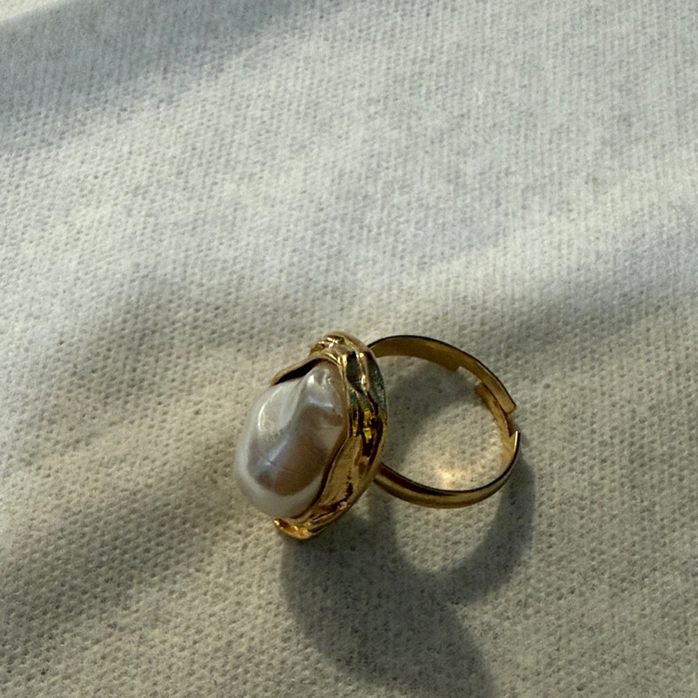Elegant faux Gold and Pearl Ring - Picture 4 of 6